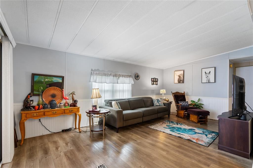 For Sale: $220,000 (2 beds, 2 baths, 1056 Square Feet)