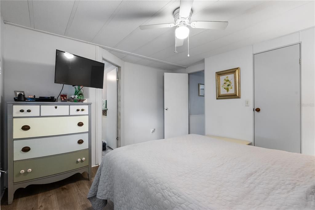 For Sale: $220,000 (2 beds, 2 baths, 1056 Square Feet)