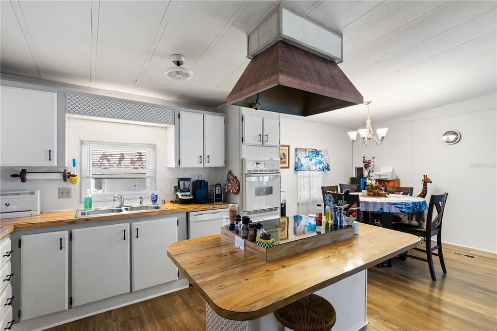 For Sale: $220,000 (2 beds, 2 baths, 1056 Square Feet)