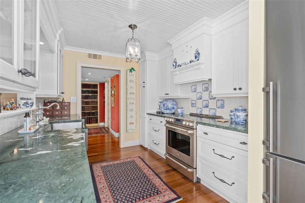 For Sale: $695,000 (2 beds, 2 baths, 1203 Square Feet)