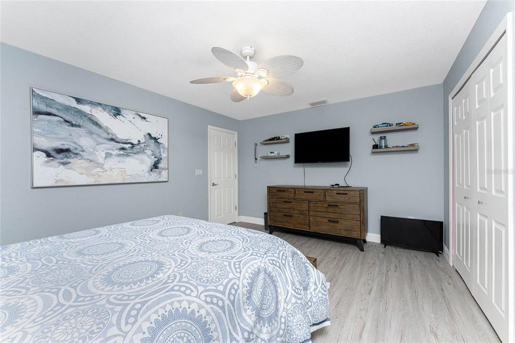 Active With Contract: $459,900 (4 beds, 2 baths, 2564 Square Feet)