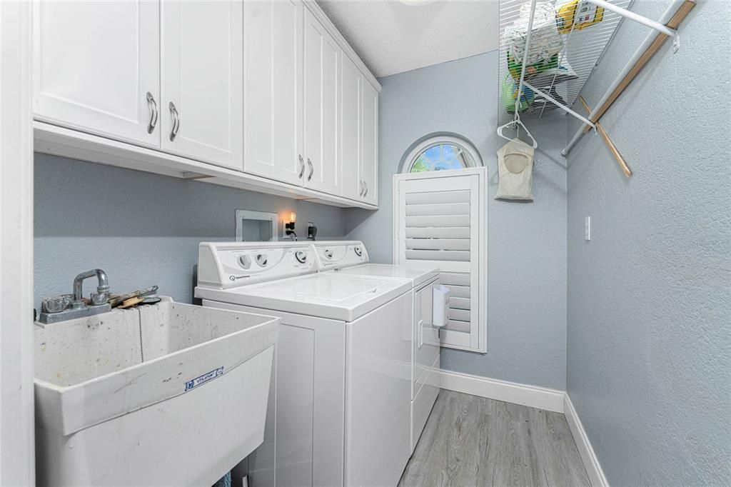 Active With Contract: $459,900 (4 beds, 2 baths, 2564 Square Feet)