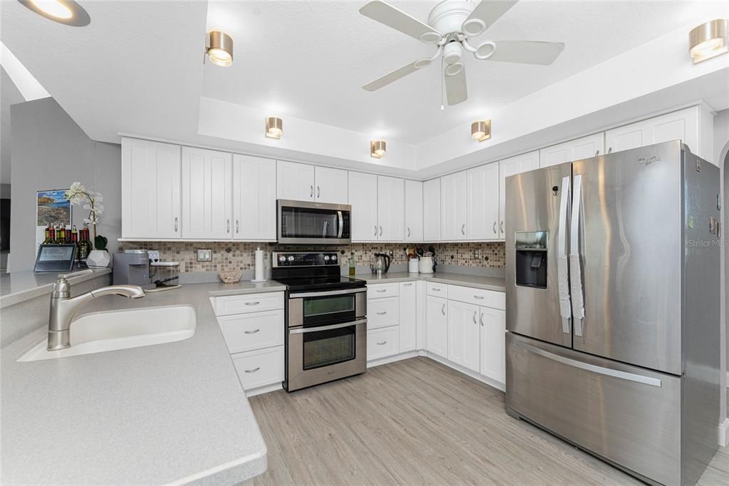 Active With Contract: $459,900 (4 beds, 2 baths, 2564 Square Feet)