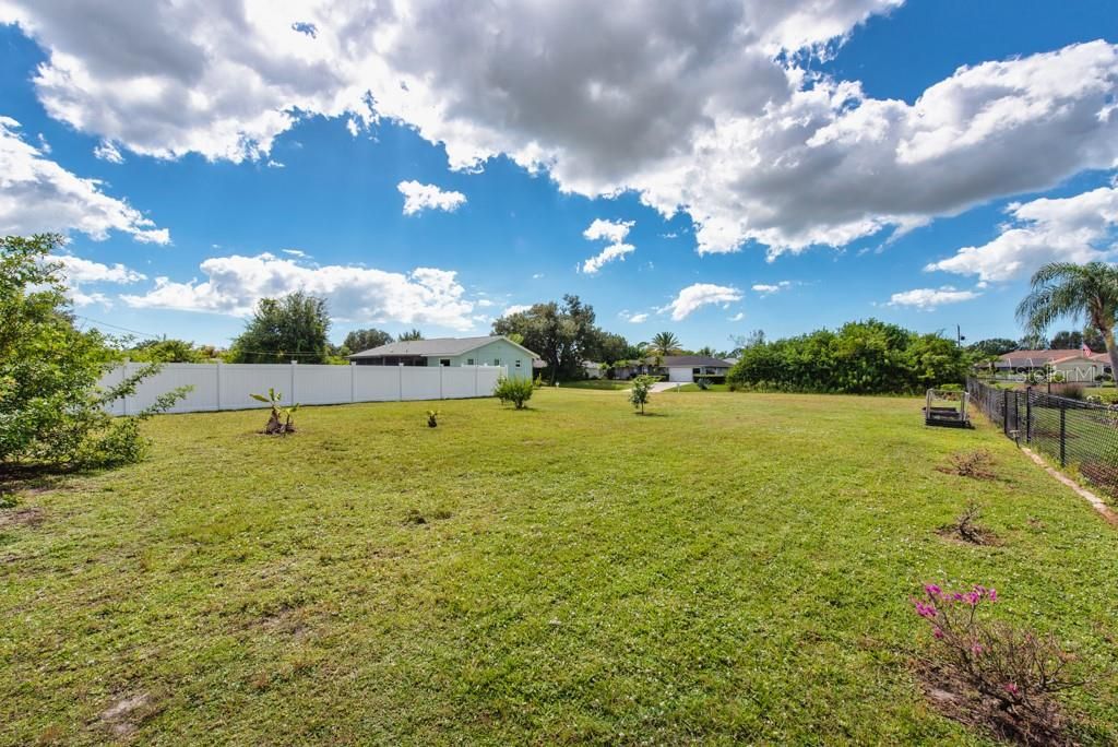 Active With Contract: $300,000 (2 beds, 2 baths, 1342 Square Feet)