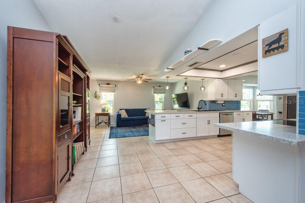 Active With Contract: $300,000 (2 beds, 2 baths, 1342 Square Feet)