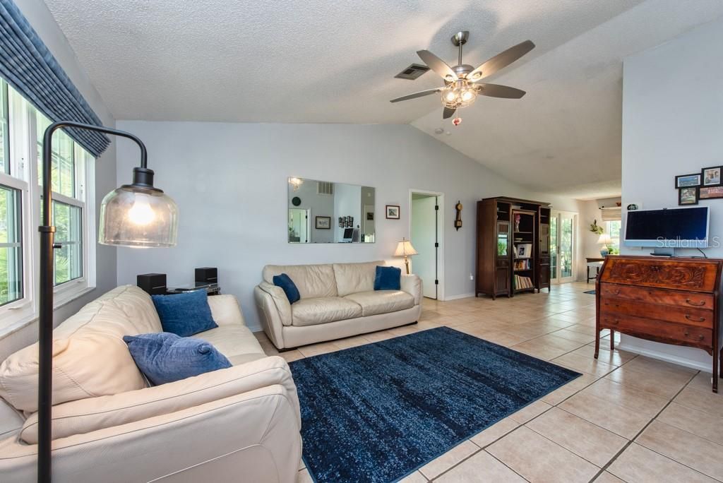 Active With Contract: $300,000 (2 beds, 2 baths, 1342 Square Feet)