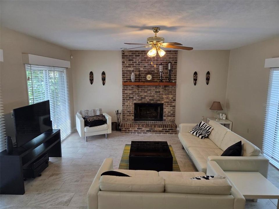 出租: $3,350 (3 贝兹, 2 浴室, 2829 平方英尺)