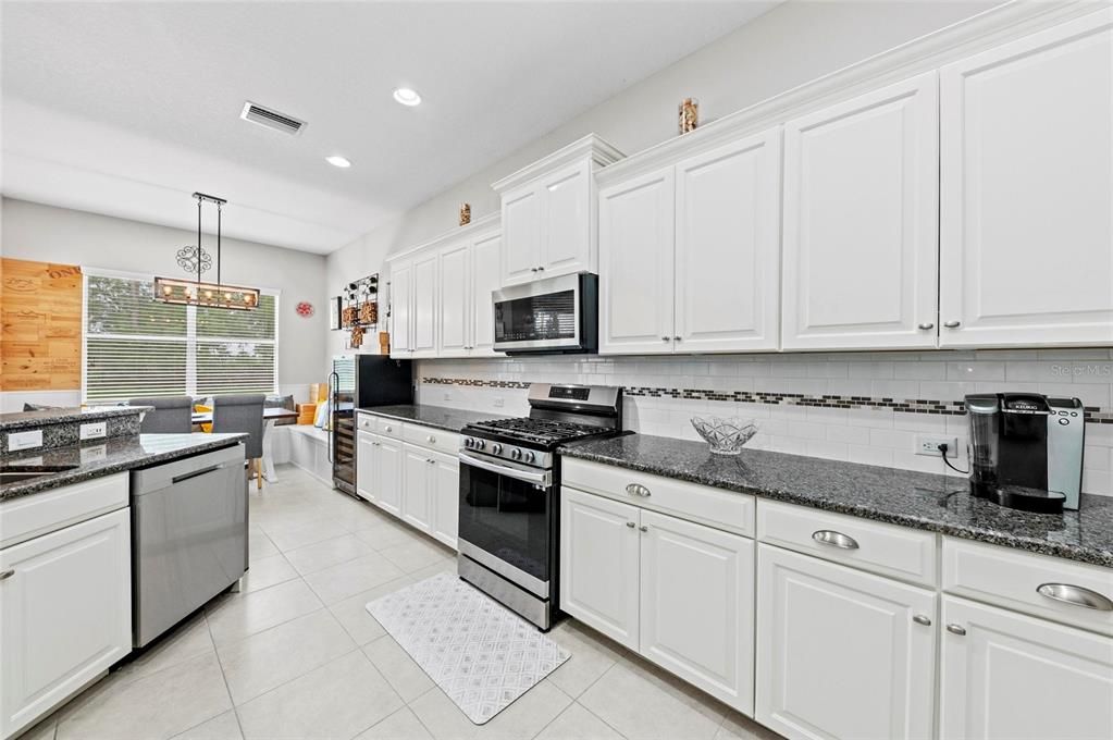 出租: $3,750 (3 贝兹, 2 浴室, 2485 平方英尺)