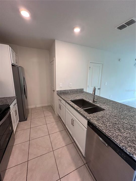 For Rent: $2,050 (3 beds, 2 baths, 1687 Square Feet)