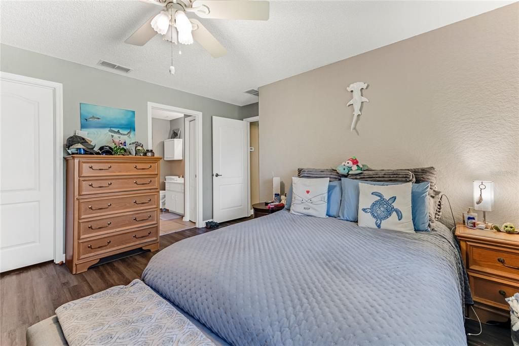 For Sale: $299,000 (3 beds, 2 baths, 1466 Square Feet)