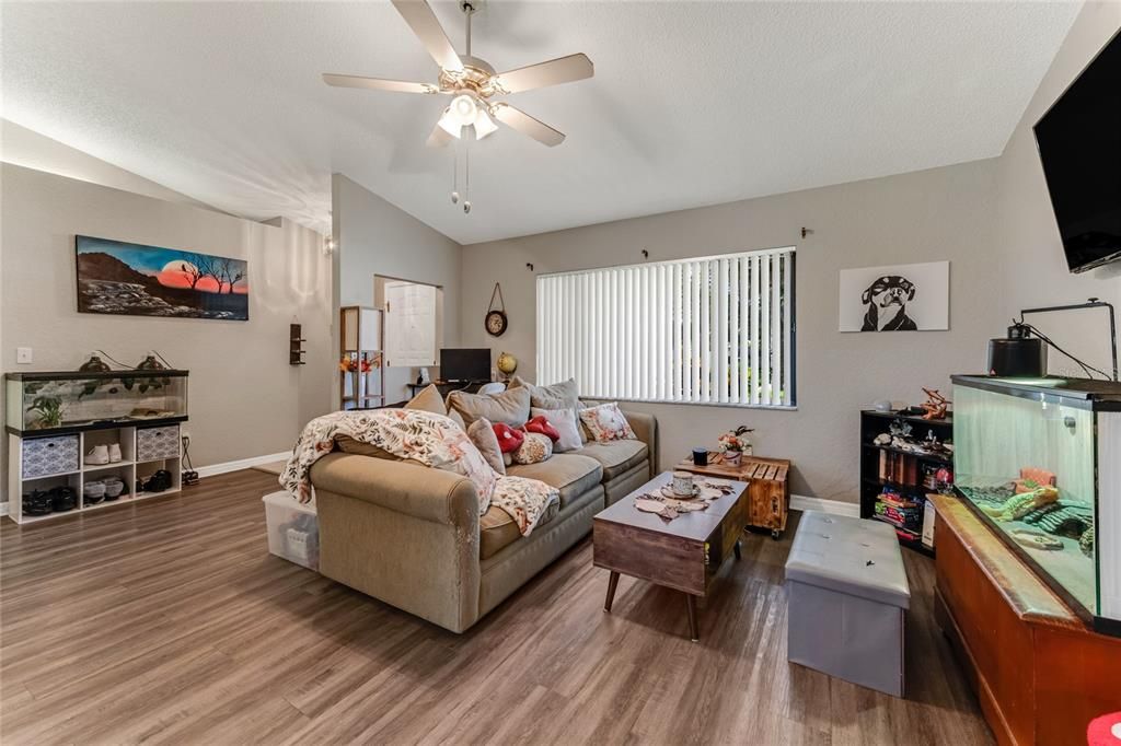 For Sale: $299,000 (3 beds, 2 baths, 1466 Square Feet)