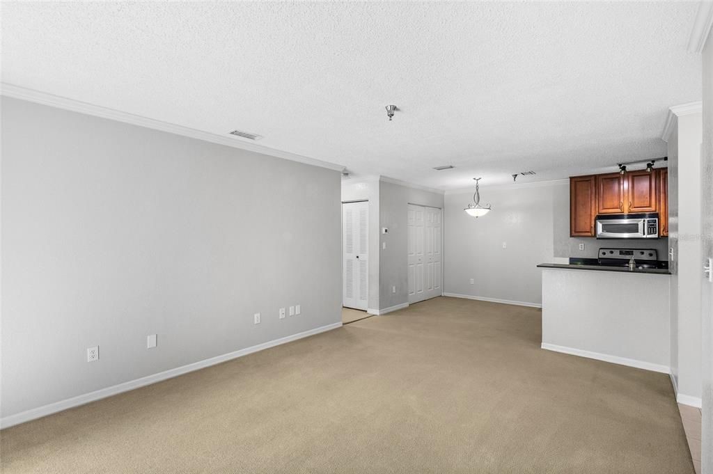 待售: $189,000 (1 贝兹, 1 浴室, 742 平方英尺)