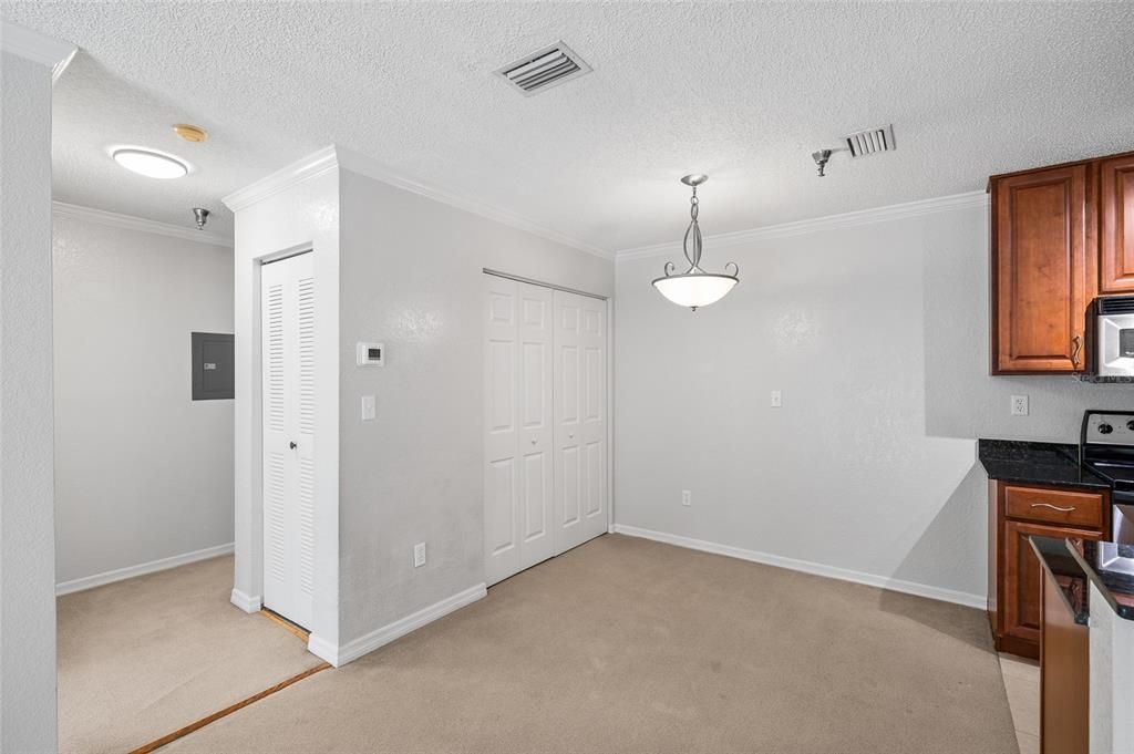 待售: $189,000 (1 贝兹, 1 浴室, 742 平方英尺)