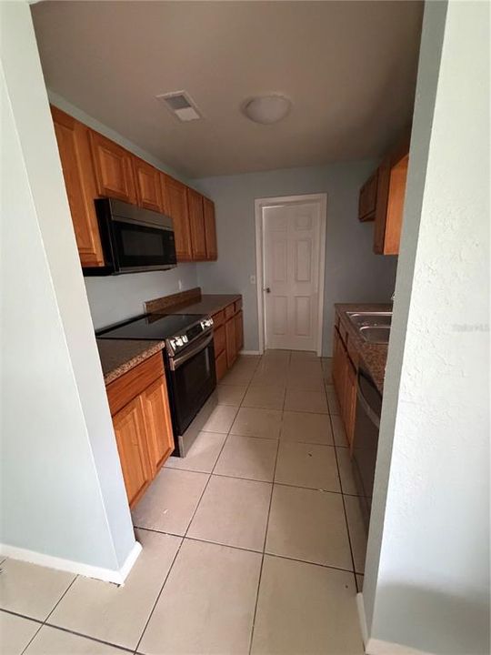 出租: $2,100 (3 贝兹, 2 浴室, 1404 平方英尺)