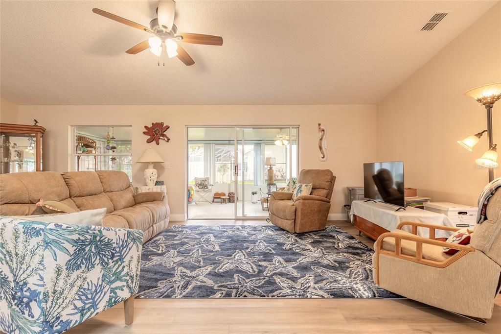 For Sale: $351,900 (3 beds, 2 baths, 1668 Square Feet)