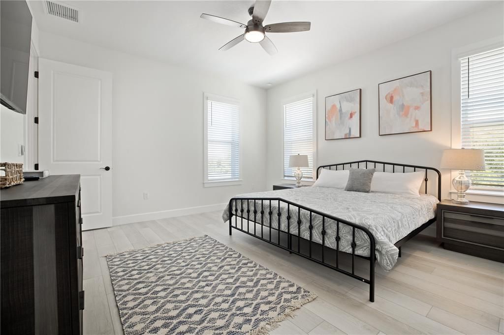 For Sale: $575,000 (3 beds, 3 baths, 2424 Square Feet)