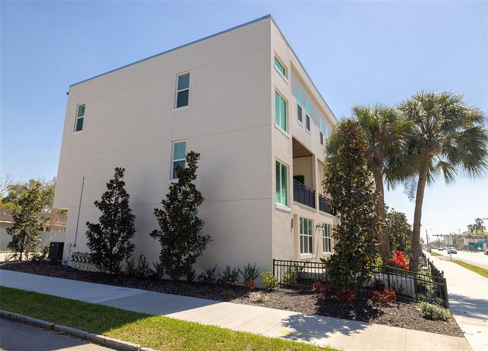 For Sale: $575,000 (3 beds, 3 baths, 2424 Square Feet)