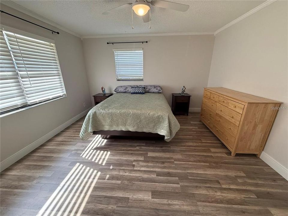 For Sale: $255,000 (2 beds, 1 baths, 894 Square Feet)