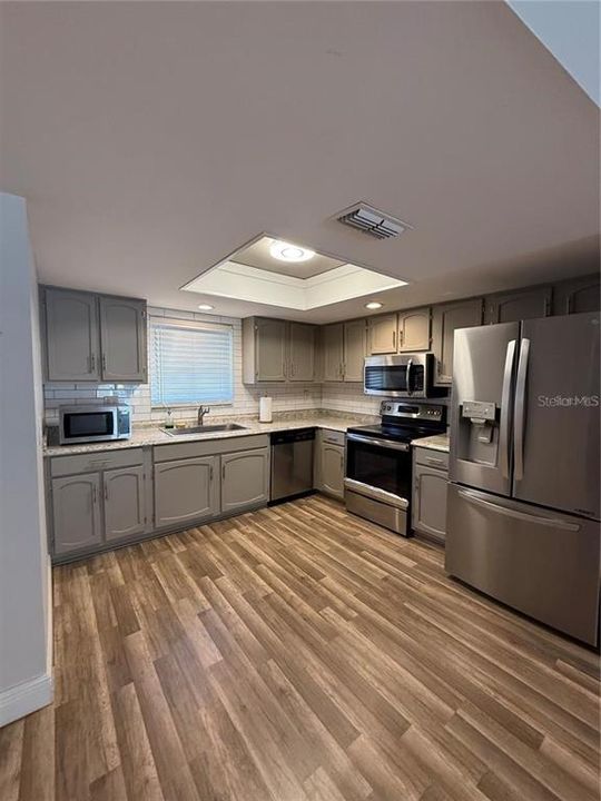 For Sale: $255,000 (2 beds, 1 baths, 894 Square Feet)