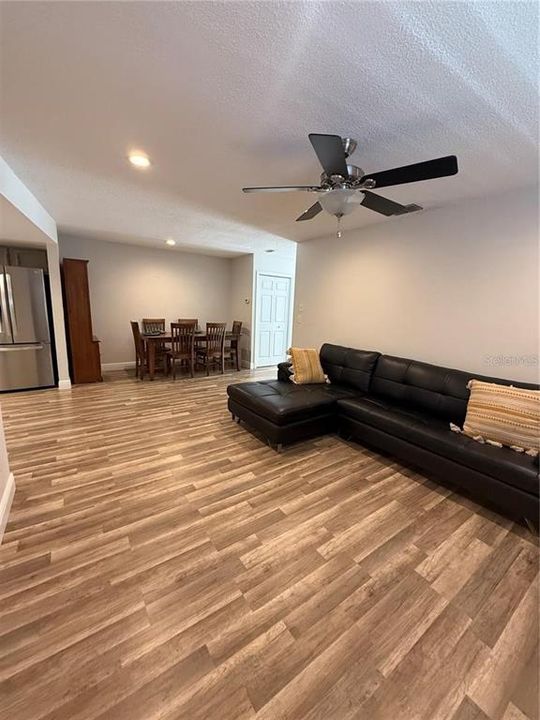 For Sale: $255,000 (2 beds, 1 baths, 894 Square Feet)