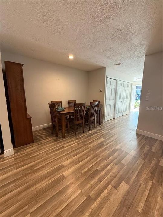 For Sale: $255,000 (2 beds, 1 baths, 894 Square Feet)