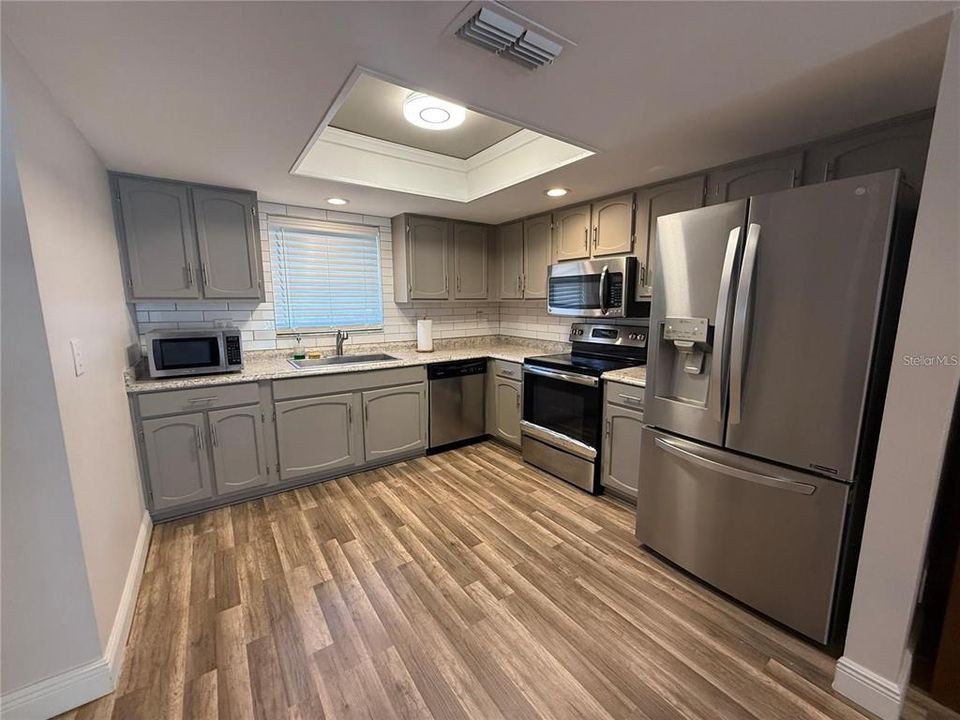 For Sale: $255,000 (2 beds, 1 baths, 894 Square Feet)