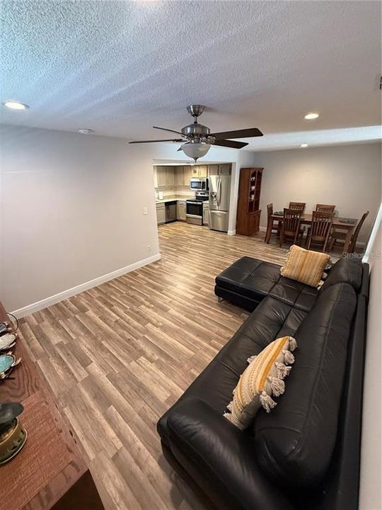 For Sale: $255,000 (2 beds, 1 baths, 894 Square Feet)