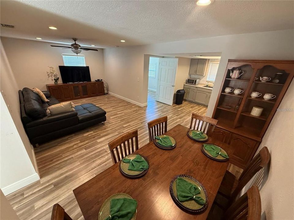 For Sale: $255,000 (2 beds, 1 baths, 894 Square Feet)