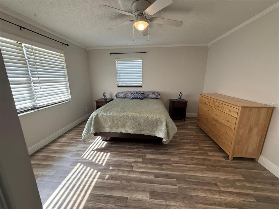 For Sale: $255,000 (2 beds, 1 baths, 894 Square Feet)