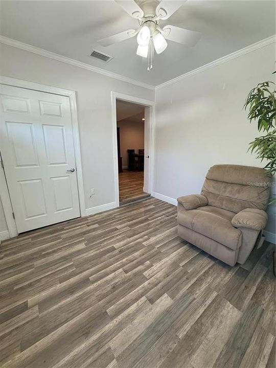 For Sale: $255,000 (2 beds, 1 baths, 894 Square Feet)