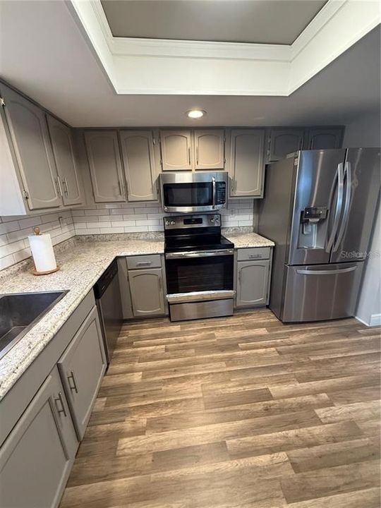 For Sale: $255,000 (2 beds, 1 baths, 894 Square Feet)