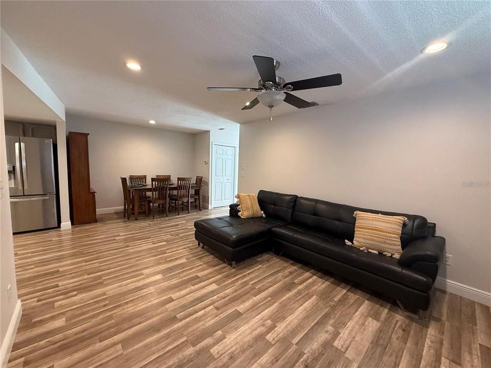 For Sale: $255,000 (2 beds, 1 baths, 894 Square Feet)