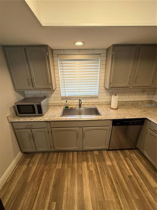 For Sale: $255,000 (2 beds, 1 baths, 894 Square Feet)