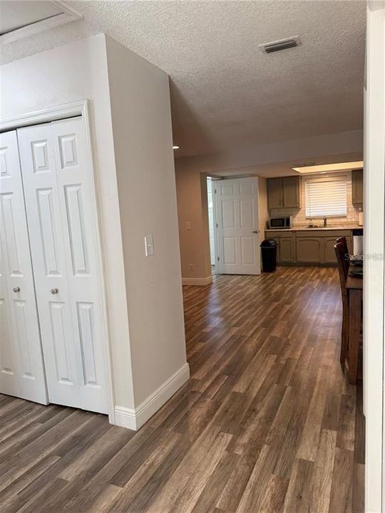 For Sale: $255,000 (2 beds, 1 baths, 894 Square Feet)