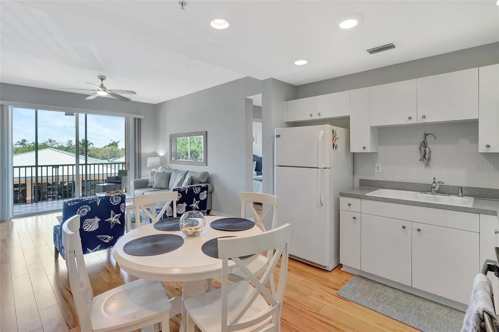 For Sale: $280,000 (2 beds, 2 baths, 809 Square Feet)