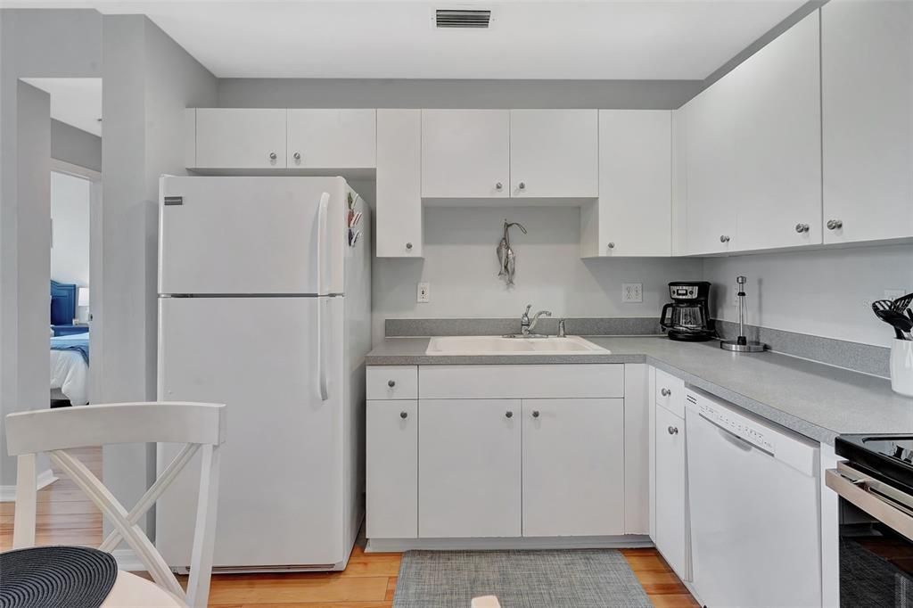 For Sale: $280,000 (2 beds, 2 baths, 809 Square Feet)