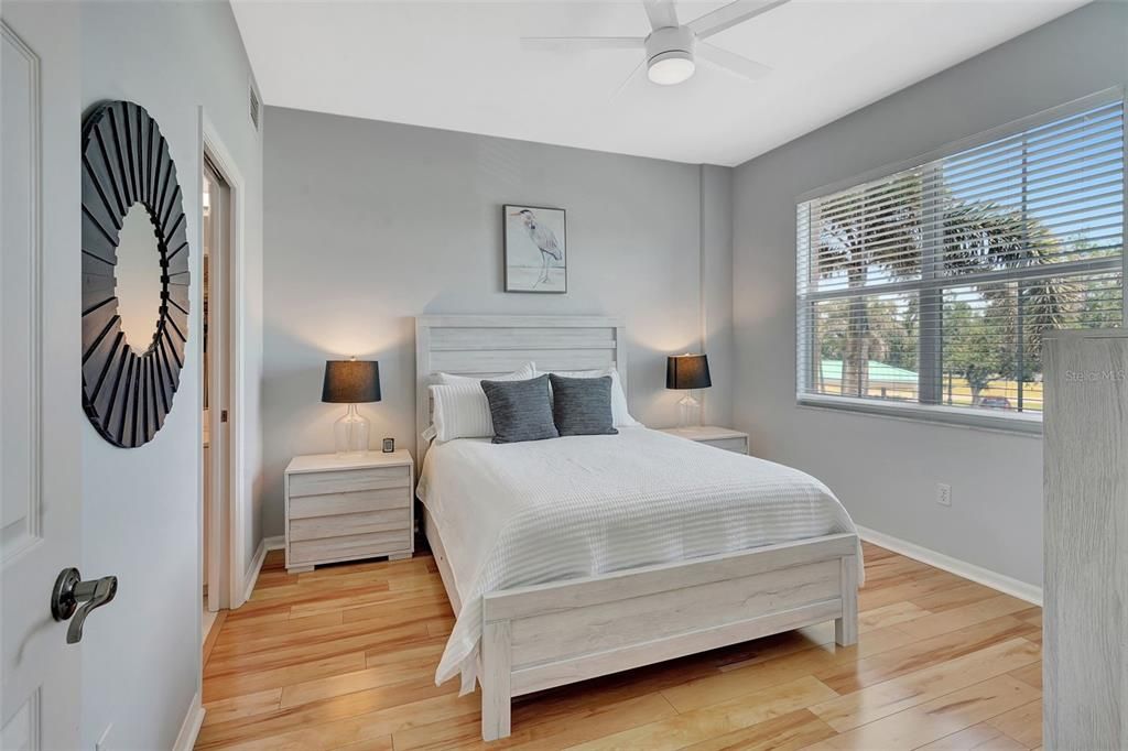 For Sale: $280,000 (2 beds, 2 baths, 809 Square Feet)