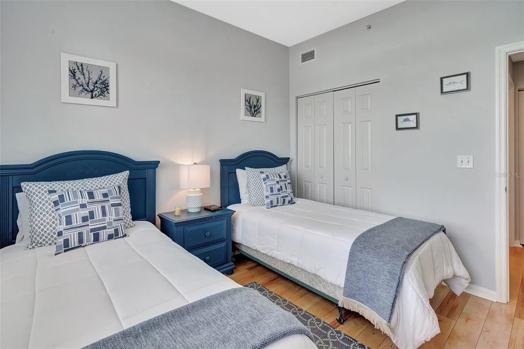 For Sale: $280,000 (2 beds, 2 baths, 809 Square Feet)