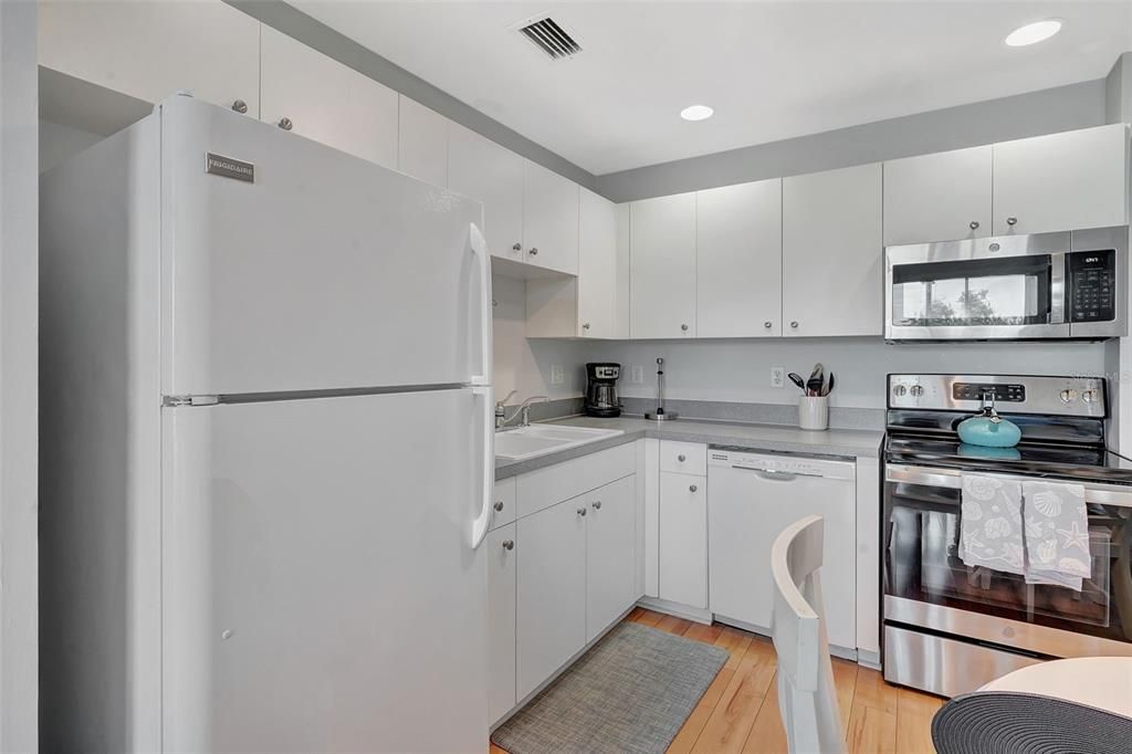 For Sale: $280,000 (2 beds, 2 baths, 809 Square Feet)