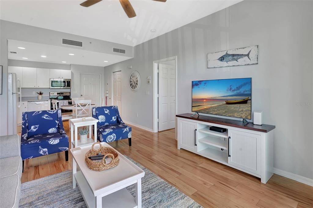 For Sale: $280,000 (2 beds, 2 baths, 809 Square Feet)