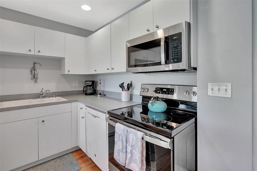 For Sale: $280,000 (2 beds, 2 baths, 809 Square Feet)