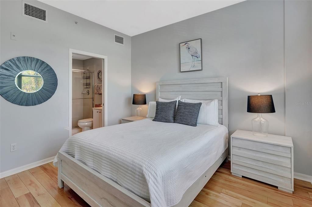 For Sale: $280,000 (2 beds, 2 baths, 809 Square Feet)