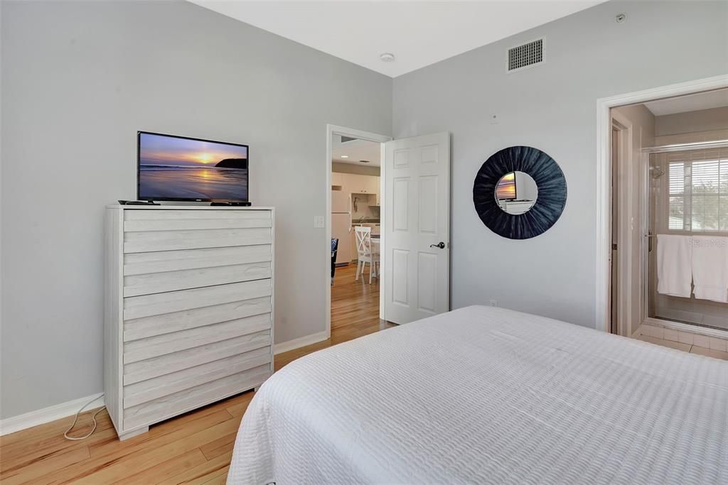 For Sale: $280,000 (2 beds, 2 baths, 809 Square Feet)