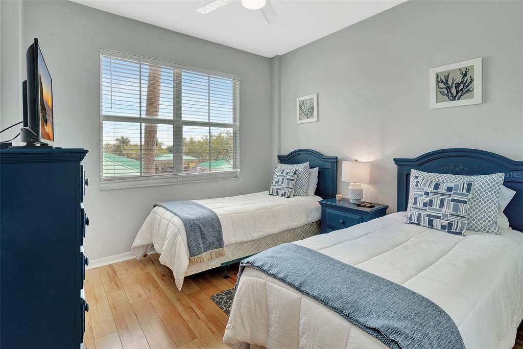 For Sale: $280,000 (2 beds, 2 baths, 809 Square Feet)