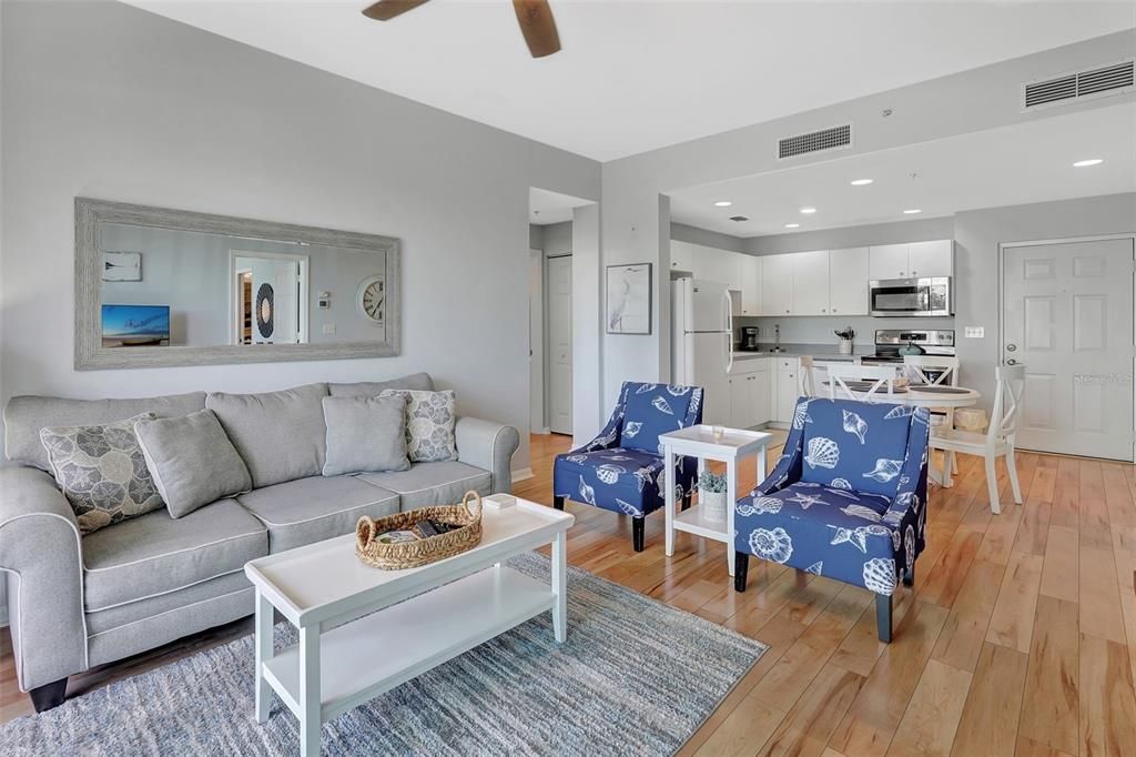 For Sale: $280,000 (2 beds, 2 baths, 809 Square Feet)