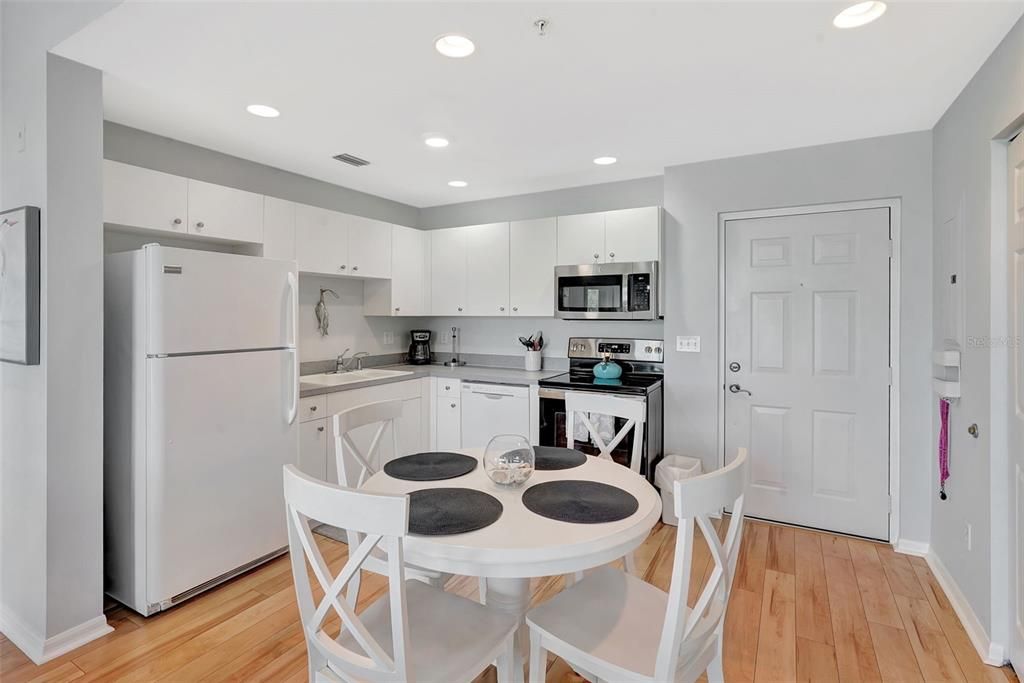 For Sale: $280,000 (2 beds, 2 baths, 809 Square Feet)