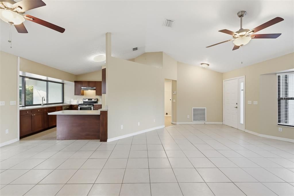 Activo con contrato: $349,900 (3 camas, 2 baños, 1986 Pies cuadrados)