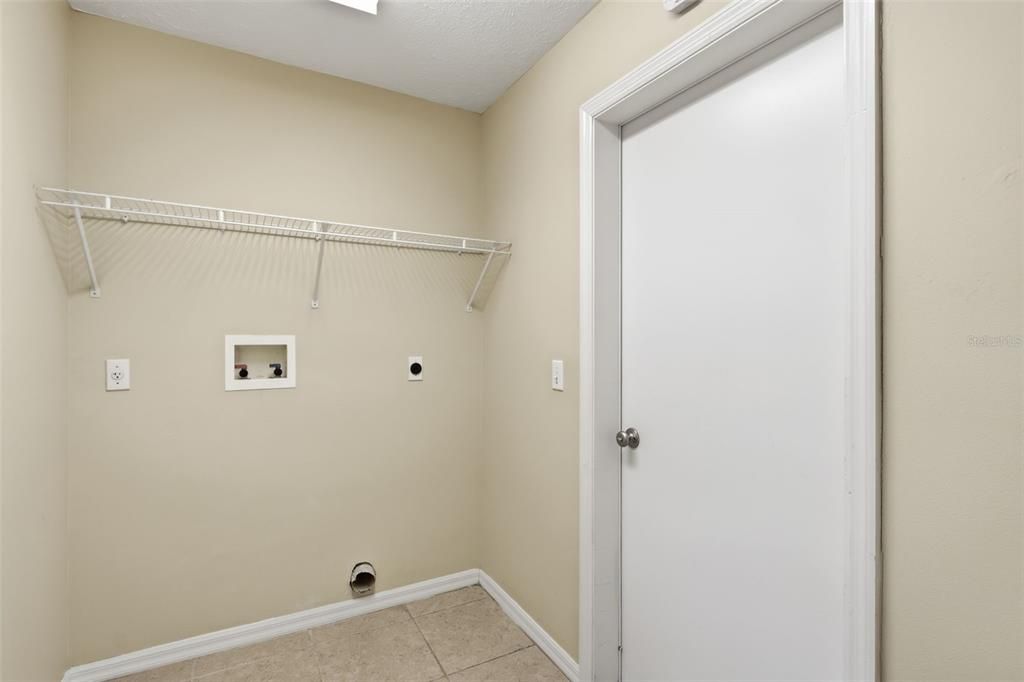 Activo con contrato: $349,900 (3 camas, 2 baños, 1986 Pies cuadrados)