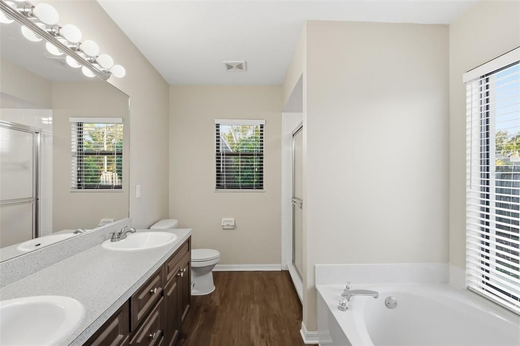 Activo con contrato: $349,900 (3 camas, 2 baños, 1986 Pies cuadrados)