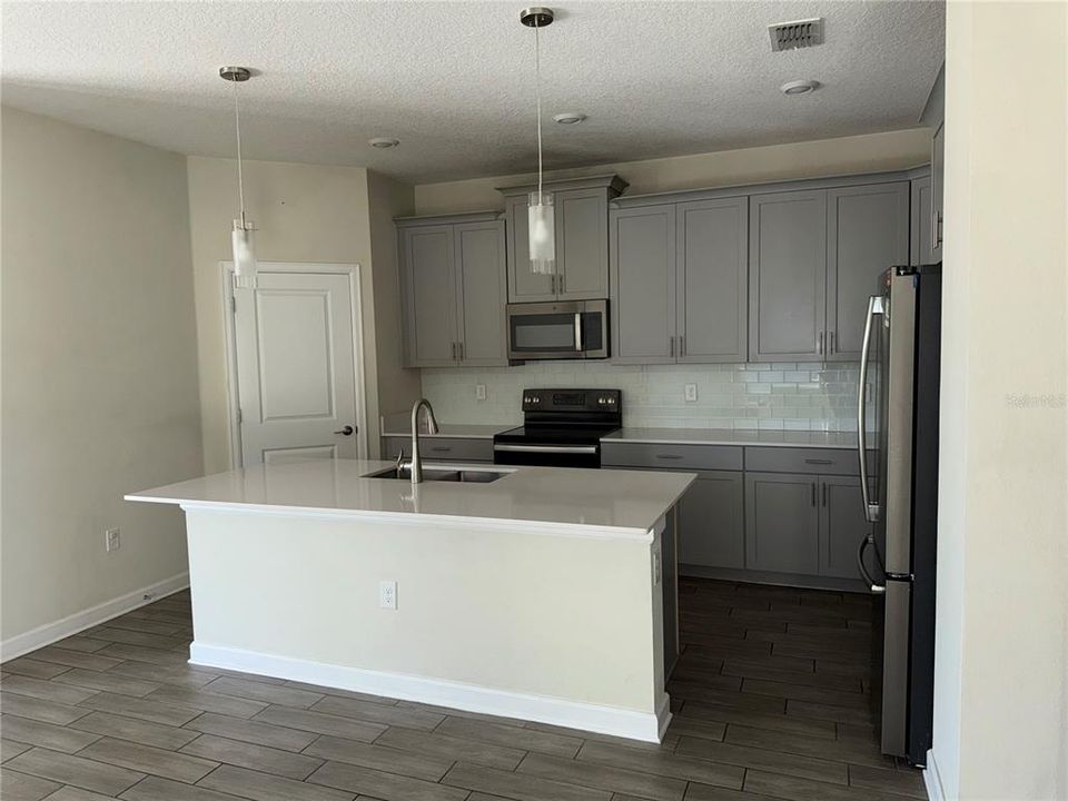 出租: $2,650 (4 贝兹, 3 浴室, 2006 平方英尺)